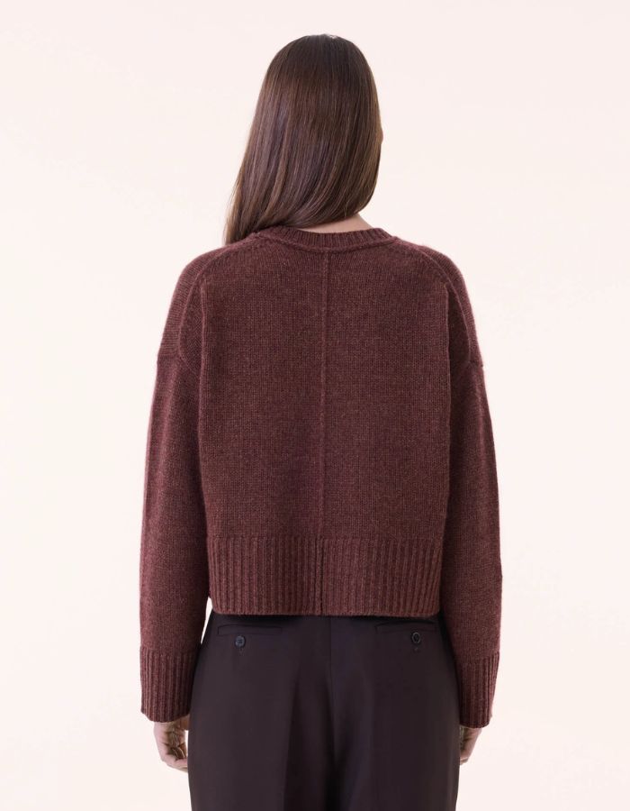 Vue de dos du Pull oversize col rond pour femme en cachemire épais 10 fils marron pecan, modèle Pauly de la marque KUJTEN. Présente une coupe ample légèrement courte avec des épaules descendues et des finitions en bord-côte.