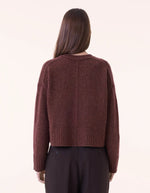 Vue de dos du Pull oversize col rond pour femme en cachemire épais 10 fils marron pecan, modèle Pauly de la marque KUJTEN. Présente une coupe ample légèrement courte avec des épaules descendues et des finitions en bord-côte.
