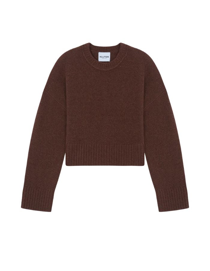 Pull oversize col rond pour femme en cachemire épais 10 fils marron pecan, modèle Pauly de la marque KUJTEN. Présente une coupe ample légèrement courte avec des épaules descendues et des finitions en bord-côte.