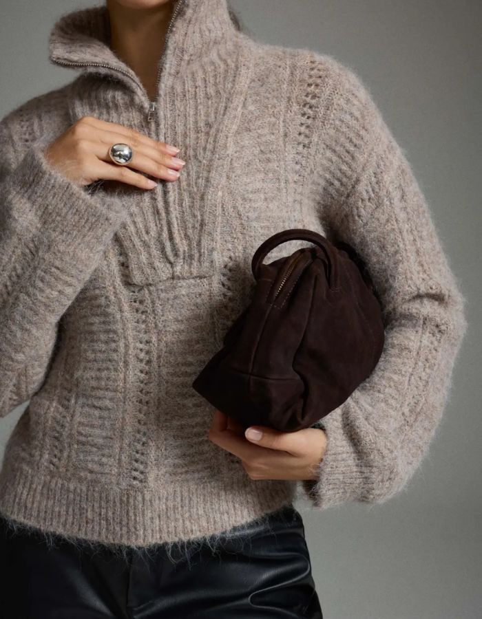 Vue de face du Pull oversize pour femme en maille écru avoine chiné avec col montant zippé camionneur, modèle Gleeba Half Zip Knit Top couleur Natural Melange de la marque VILA.