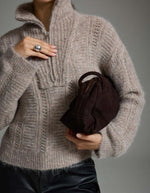 Vue de face du Pull oversize pour femme en maille écru avoine chiné avec col montant zippé camionneur, modèle Gleeba Half Zip Knit Top couleur Natural Melange de la marque VILA.