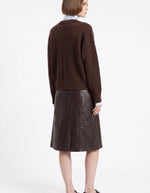 Dos du Pull court en pure laine marron avec col rond, emmanchures basses et poignets à larges côtes