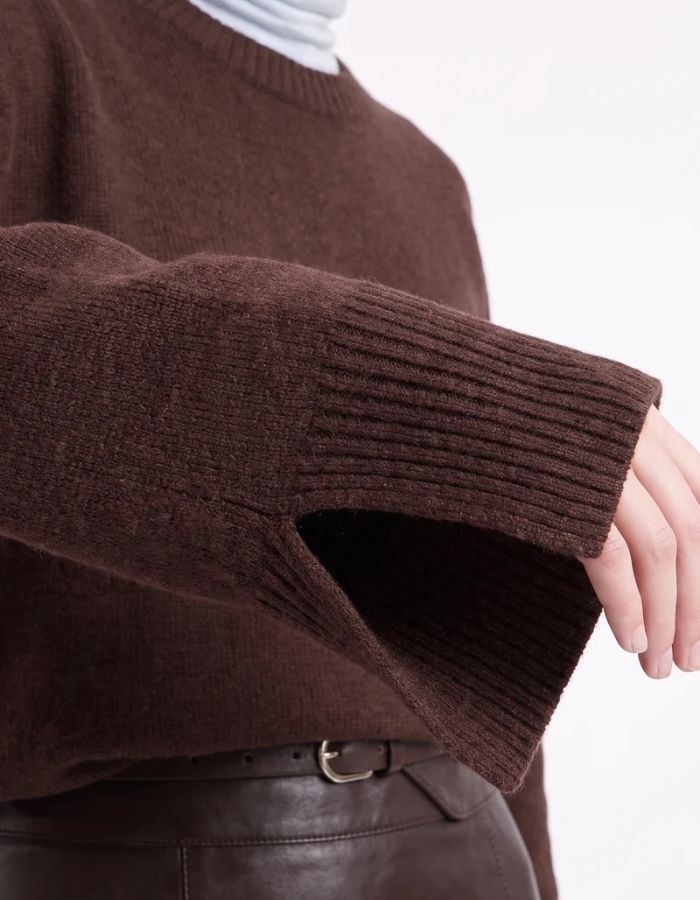 Manche du Pull court en pure laine marron avec col rond, emmanchures basses et poignets à larges côtes