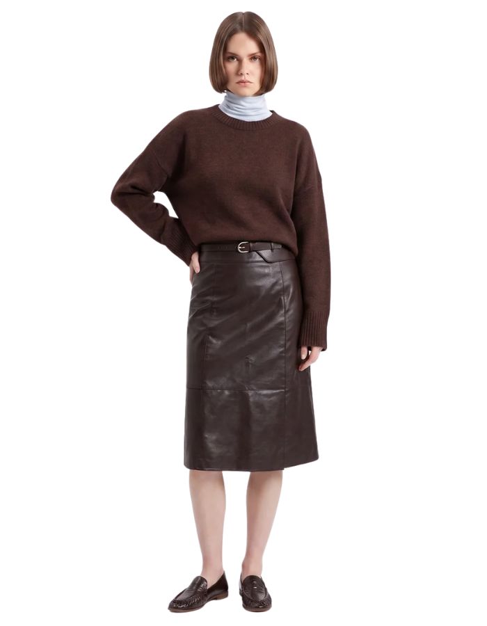 Pull court en pure laine marron avec col rond, emmanchures basses et poignets à larges côtes