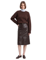 Pull court en pure laine marron avec col rond, emmanchures basses et poignets à larges côtes