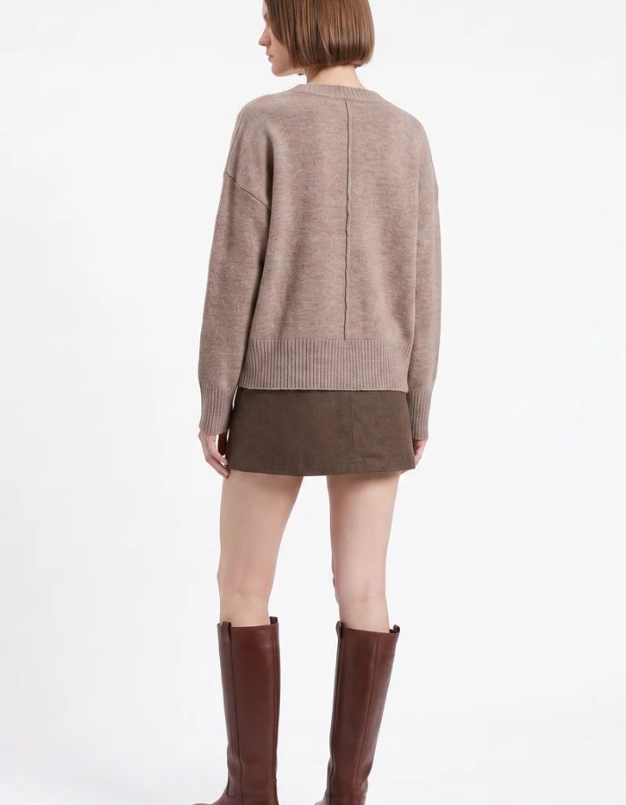 Dos du Pull court en pure laine couleur taupe avec col rond, emmanchures basses et poignets à larges côtes