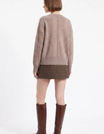 Dos du Pull court en pure laine couleur taupe avec col rond, emmanchures basses et poignets à larges côtes