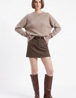 Vue de face du Pull court en pure laine couleur taupe avec col rond, emmanchures basses et poignets à larges côtes