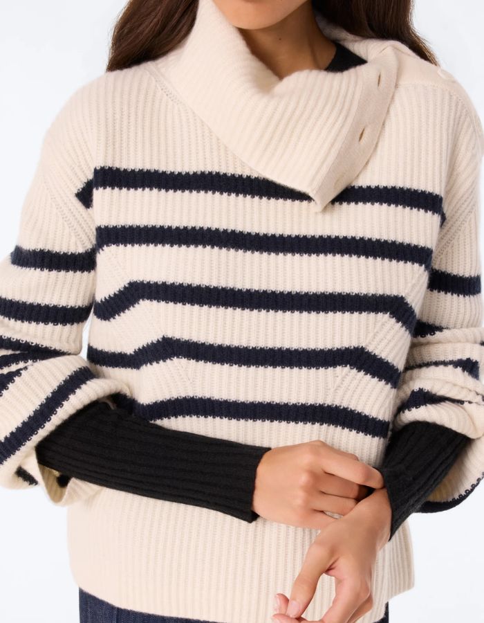 Pull Vale blanc à rayures bleu marine Kujten