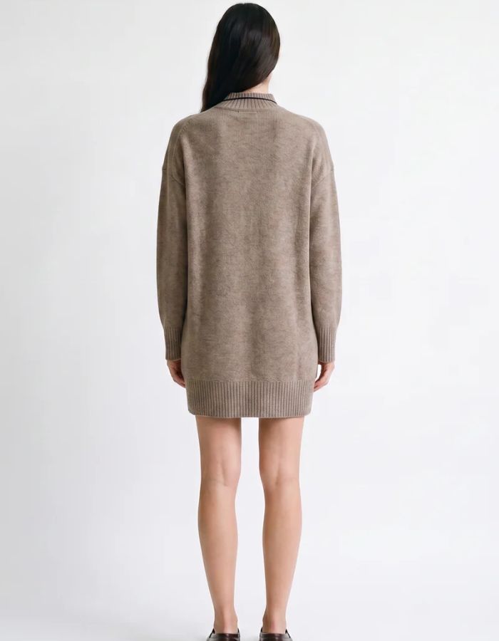 Dos de la Robe-pull courte pour femme en pure laine marron chocolat avec col montant et manches longues, modèle Robe Ariene couleur Brown de la marque ARTLOVE.