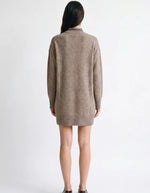 Dos de la Robe-pull courte pour femme en pure laine marron chocolat avec col montant et manches longues, modèle Robe Ariene couleur Brown de la marque ARTLOVE.