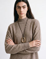 Devant de la Robe-pull courte pour femme en pure laine marron chocolat avec col montant et manches longues, modèle Robe Ariene couleur Brown de la marque ARTLOVE.