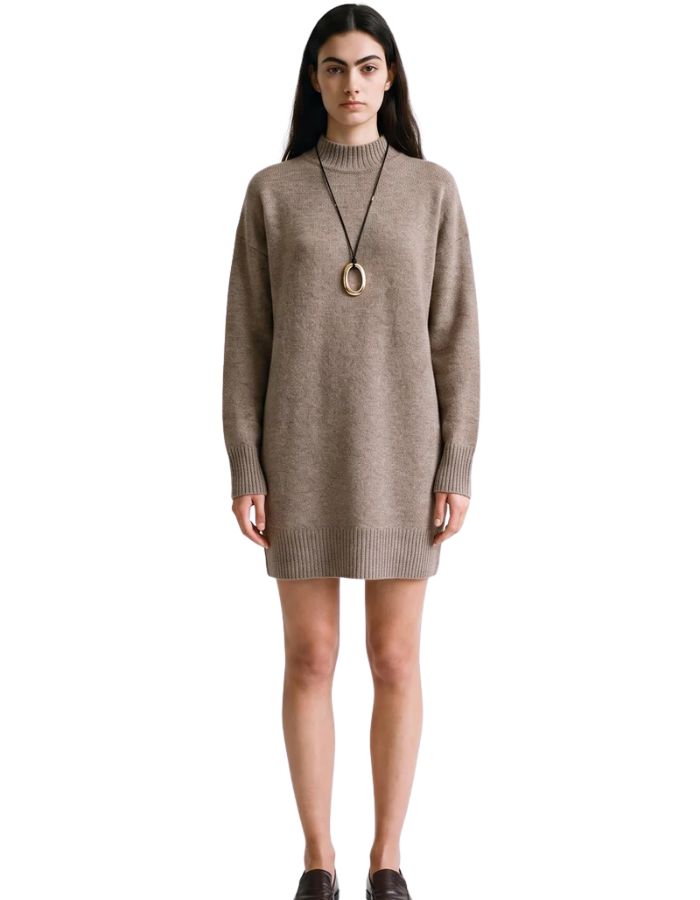 Robe-pull courte pour femme en pure laine marron chocolat avec col montant et manches longues, modèle Robe Ariene couleur Brown de la marque ARTLOVE.