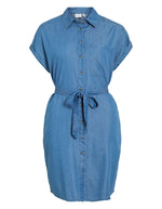 Robe chemise en chambray bleu Nori Vila, col, manches courtes revers, boutonnée, ceinture à nouer.