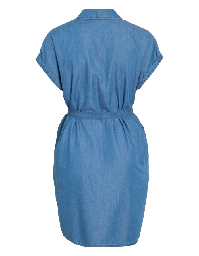 Robe chemise en chambray bleu Nori Vila, manches courtes revers, ceinture à la taille, coupe droite.
