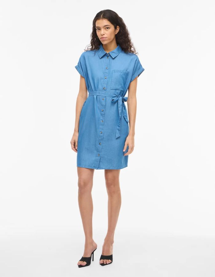 Robe chemise en chambray bleu Nori Vila, col, manches courtes revers, boutonnée, ceinture à la taille.