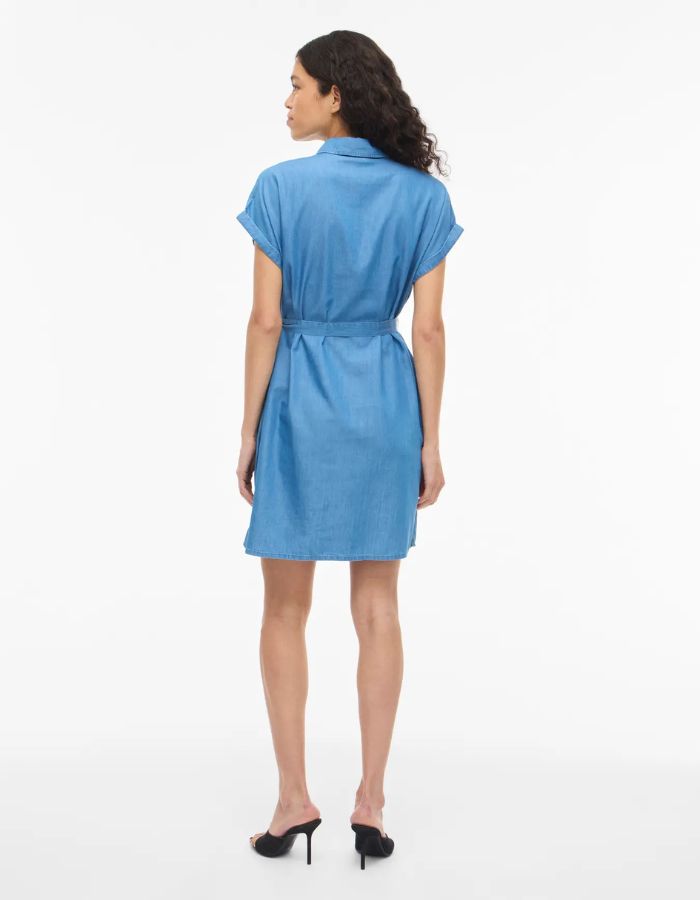 Robe chemise en chambray bleu Nori Vila, coupe droite avec col, manches courtes à revers et ceinture à la taille.