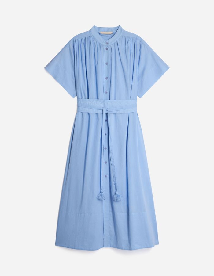 Robe Ciao Bleuet en coton premium, coupe ample avec fronces aux épaules et ceinture à nouer.