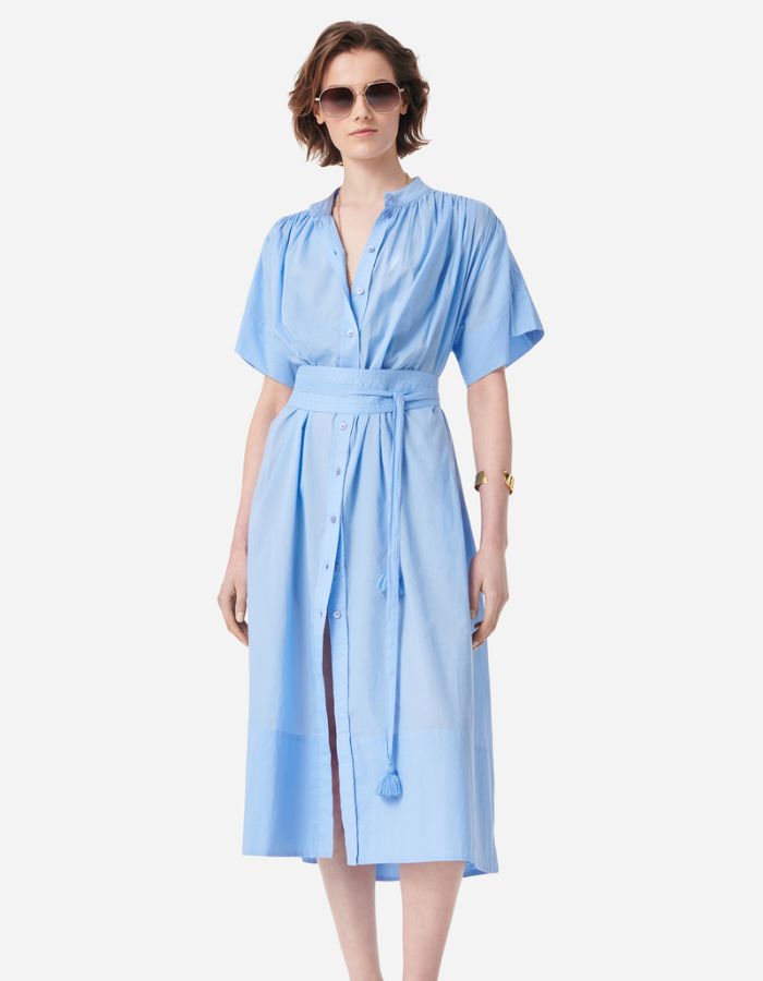Robe Ciao Bleuet en coton, coupe ample, manches courtes, col chemise, et ceinture à nouer.