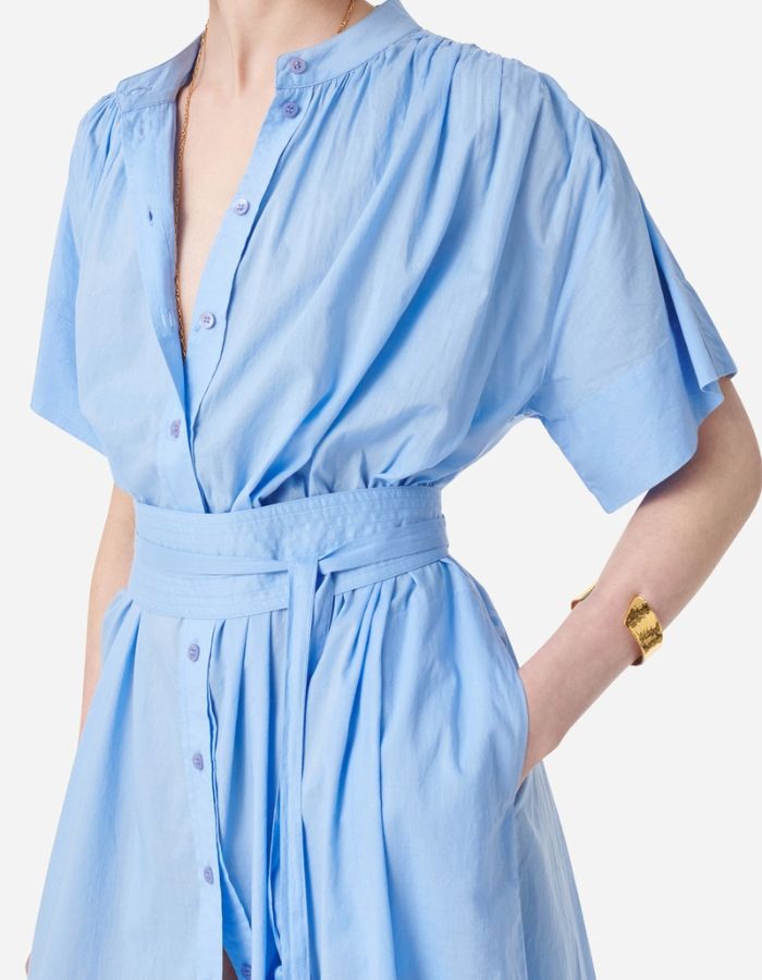Robe Ciao Bleuet Vanessa Bruno en coton bleu ciel, coupe ample avec ceinture nouée et fronces délicates.