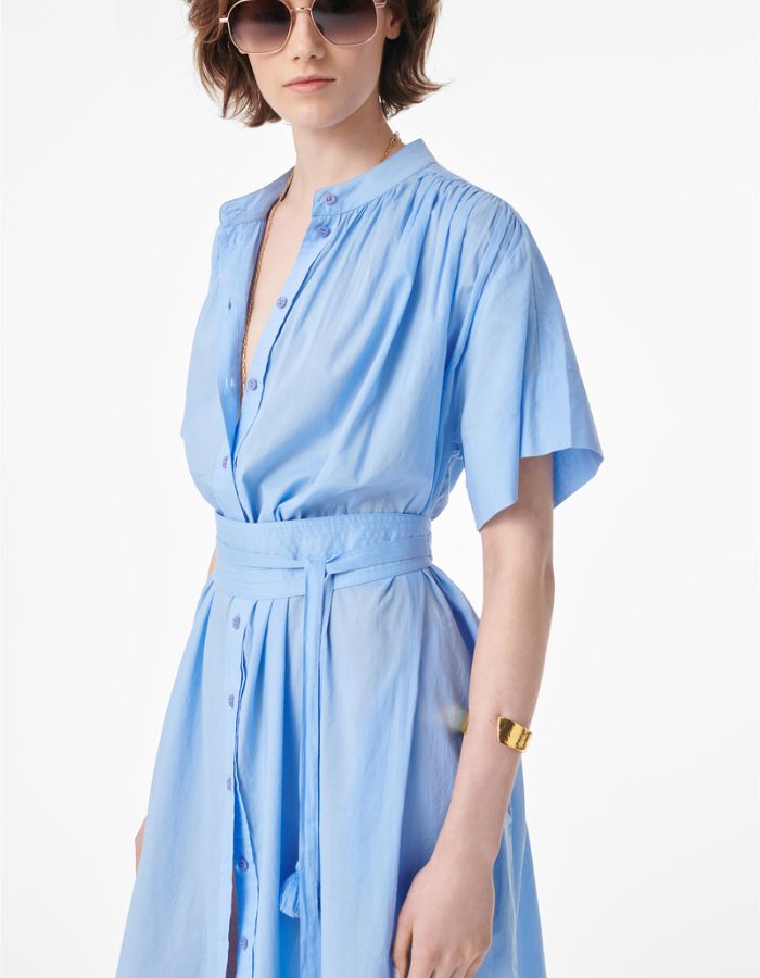 Robe Ciao Bleuet en coton, coupe ample avec fronces aux épaules et ceinture à nouer.