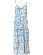 Robe d'été fluide et ample à fines bretelles réglables, modèle Vima de la marque Object. Tissu imprimé bleu azur sur fond écru bouleau, doté d'un col en V élégant et d'une longueur idéale pour la plage ou les soirées.