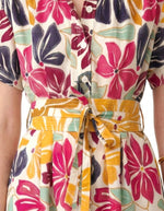 Robe midi Ghala Vanessa Bruno en coton et lyocell, imprimé floral multicolore sur fond crème, col officier, ceinture nouée.
