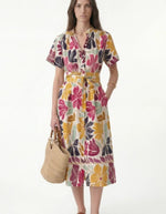 Robe midi Ghala Vanessa Bruno florale multicolore sur fond crème, coupe chemise avec ceinture à nouer et col officier.