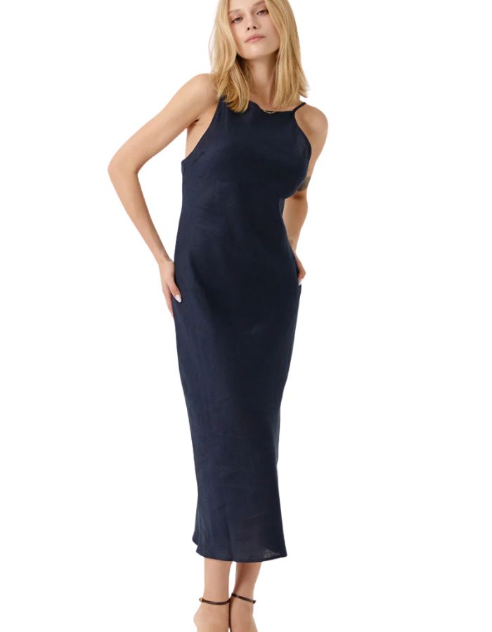 Robe longue d'été Liora par ARTLOVE en lin bleu marine. Coupe droite fluide avec fines bretelles, encolure droite et dos nu dégagé. Style épuré et minimaliste.