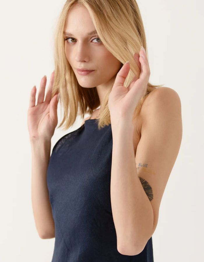 vue sur le haut de la Robe longue d'été Liora par ARTLOVE en lin bleu marine. Coupe droite fluide avec fines bretelles, encolure droite et dos nu dégagé. Style épuré et minimaliste.