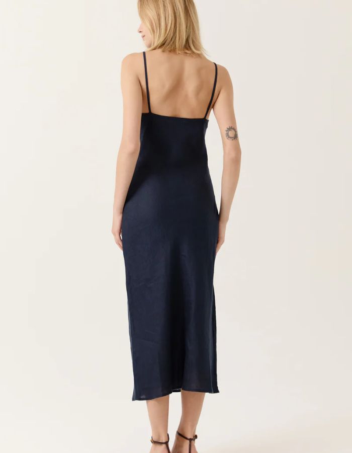 Dos de la Robe longue d'été Liora par ARTLOVE en lin bleu marine. Coupe droite fluide avec fines bretelles, encolure droite et dos nu dégagé. Style épuré et minimaliste.