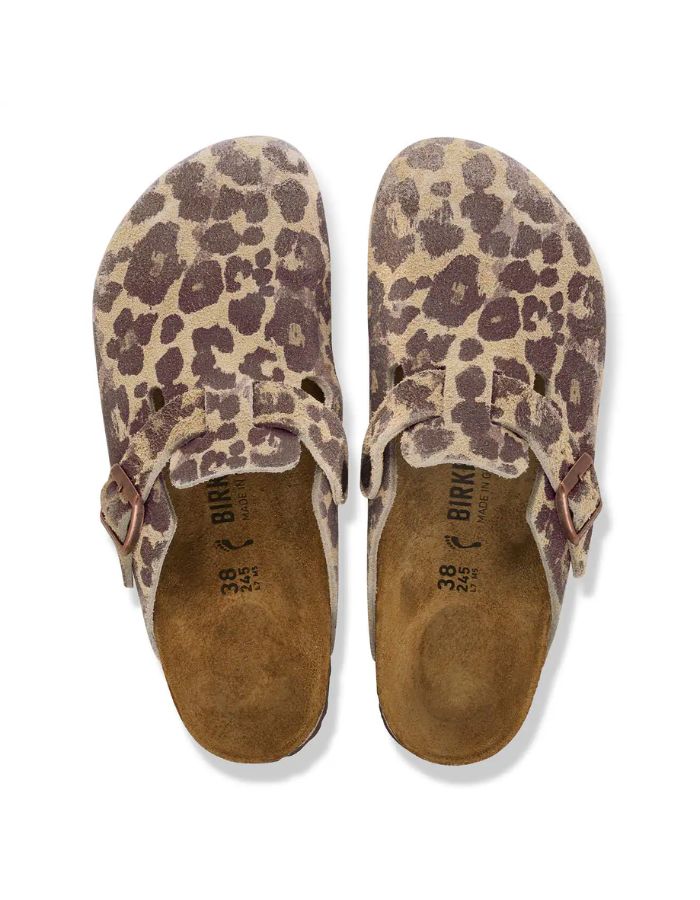 Dessus des Sabots fermés pour femme de style Boston de la marque Birkenstock, déclinés dans un imprimé léopard sauvage marron et sable Leo Sandcastle. Confectionnés en cuir velours doux avec une bride réglable à boucle métallique noire et la célèbre semelle anatomique en liège naturel.
