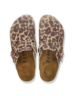 Dessus des Sabots fermés pour femme de style Boston de la marque Birkenstock, déclinés dans un imprimé léopard sauvage marron et sable Leo Sandcastle. Confectionnés en cuir velours doux avec une bride réglable à boucle métallique noire et la célèbre semelle anatomique en liège naturel.