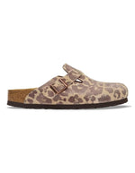 Sabots fermés pour femme de style Boston de la marque Birkenstock, déclinés dans un imprimé léopard sauvage marron et sable Leo Sandcastle. Confectionnés en cuir velours doux avec une bride réglable à boucle métallique noire et la célèbre semelle anatomique en liège naturel.
