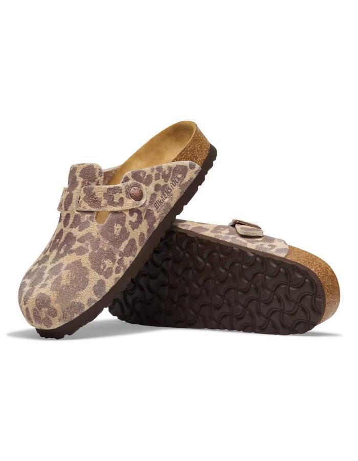 Semelle des Sabots fermés pour femme de style Boston de la marque Birkenstock, déclinés dans un imprimé léopard sauvage marron et sable Leo Sandcastle. Confectionnés en cuir velours doux avec une bride réglable à boucle métallique noire et la célèbre semelle anatomique en liège naturel.