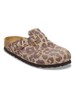 Sabots fermés pour femme de style Boston de la marque Birkenstock, déclinés dans un imprimé léopard sauvage marron et sable Leo Sandcastle. Confectionnés en cuir velours doux avec une bride réglable à boucle métallique noire et la célèbre semelle anatomique en liège naturel.