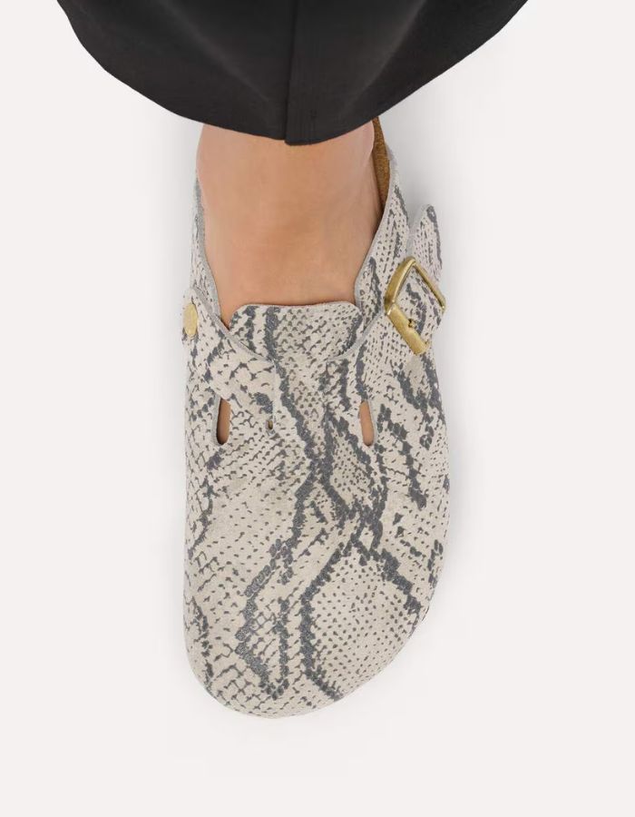 Vue du dessus des Sabots fermés modèle Boston de la marque Birkenstock pour femme. La tige est en cuir velours souple beige clair avec un motif effet peau de serpent (Snake Oyster), dotée d'une bride réglable avec boucle métallique et montée sur une semelle anatomique en liège.