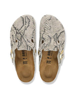 Dessus des Sabots fermés modèle Boston de la marque Birkenstock pour femme. La tige est en cuir velours souple beige clair avec un motif effet peau de serpent (Snake Oyster), dotée d'une bride réglable avec boucle métallique et montée sur une semelle anatomique en liège.