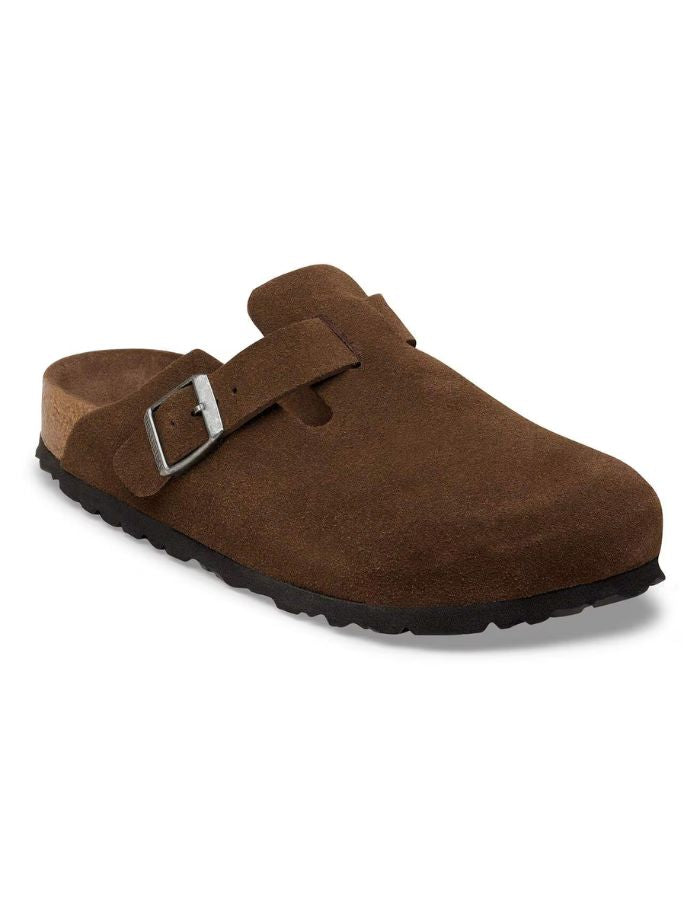 Sabots fermés modèle Boston de la marque Birkenstock en cuir velours souple de couleur marron foncé Carafe. Présente une bride ajustable à boucle métallique sur le dessus et une semelle anatomique ton sur ton en liège avec lit de pied souple, version chaussant étroit.