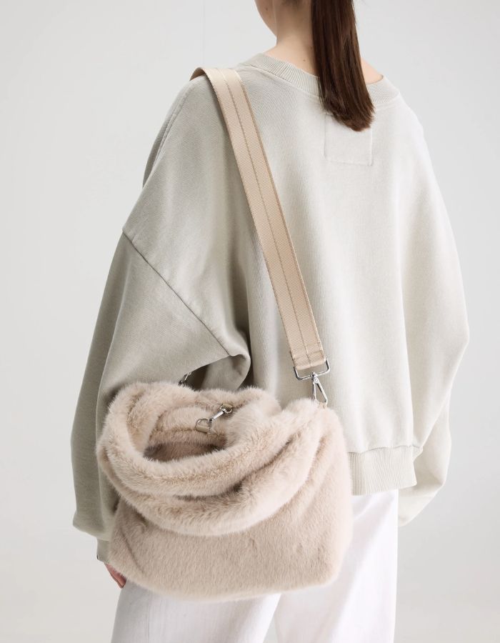 Sac à main Helga Stone en fausse fourrure crème Bellerose