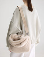 Sac à main Helga Stone en fausse fourrure crème Bellerose