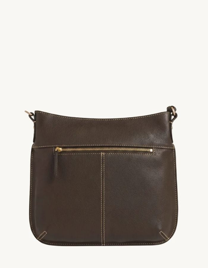 Dos du Sac besace pour femme en cuir grainé marron coffee avec logo L micro-perforé, pompon assorti et bandoulière réglable, modèle Celia L de la marque Loxwood.
