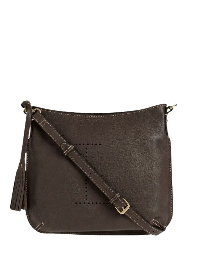 Sac besace pour femme en cuir grainé marron coffee avec logo L micro-perforé, pompon assorti et bandoulière réglable, modèle Celia L de la marque Loxwood.