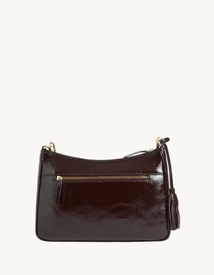 Dos du Sac porté épaule pour femme en cuir de vachette vernis bordeaux, modèle Sam de la marque LOXWOOD. Présente une forme compacte zippée sur le dessus et une anse réglable.