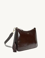 Profil du Sac porté épaule pour femme en cuir de vachette vernis bordeaux, modèle Sam de la marque LOXWOOD. Présente une forme compacte zippée sur le dessus et une anse réglable.