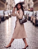 Silhouette avec le Sac porté épaule pour femme en cuir de vachette vernis bordeaux, modèle Sam de la marque LOXWOOD. Présente une forme compacte zippée sur le dessus et une anse réglable.