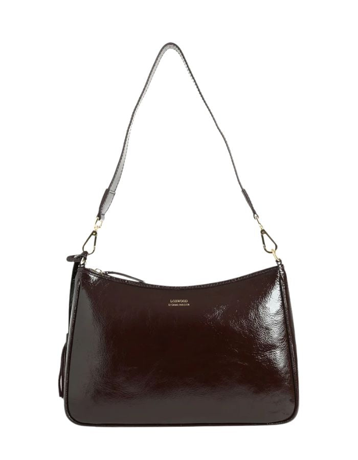 Sac porté épaule pour femme en cuir de vachette vernis bordeaux, modèle Sam de la marque LOXWOOD. Présente une forme compacte zippée sur le dessus et une anse réglable.