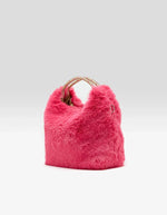Sac à main Helcro en fausse fourrure rose géranium moelleuse avec doubles anses dorées.