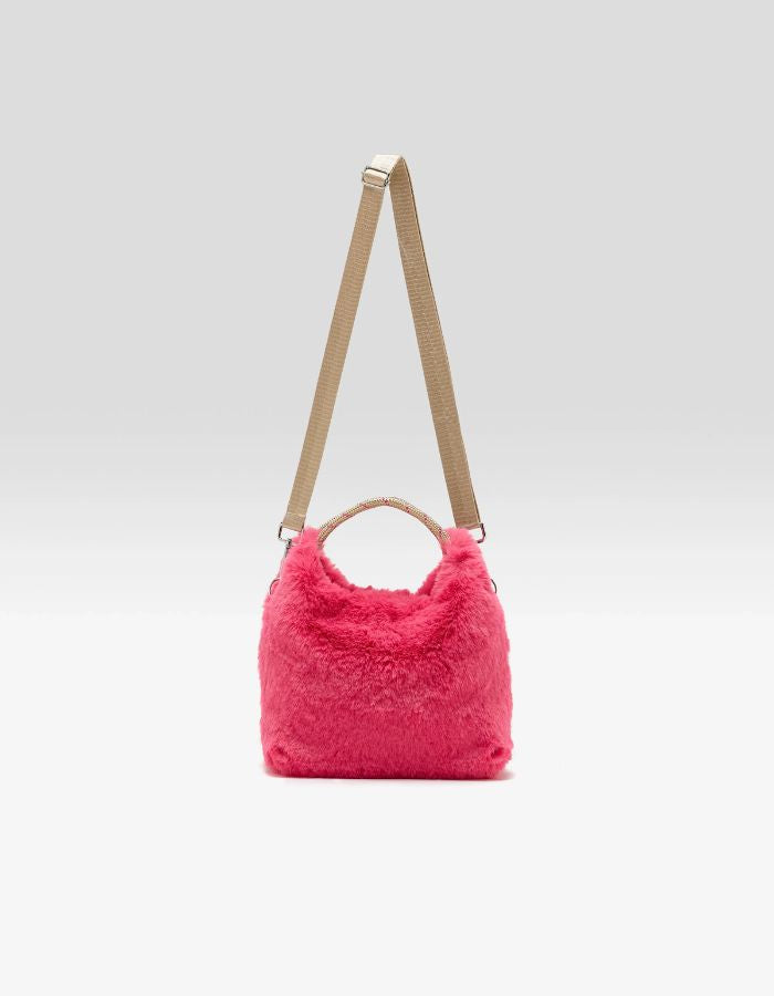 Sac à main Helcro rose géranium en fausse fourrure moelleuse avec double anse et bandoulière amovible.