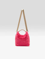 Sac à main Helcro rose géranium en fausse fourrure moelleuse avec double anse et bandoulière amovible.